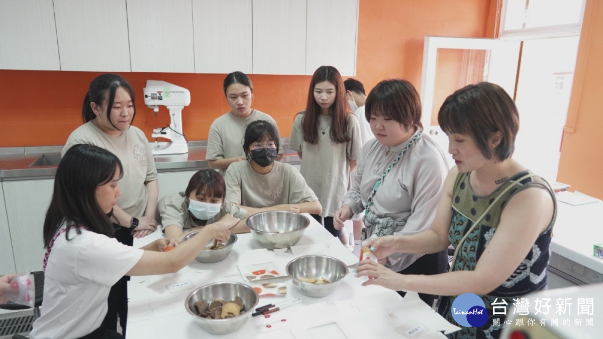 日本北海道札幌國際大學師生參與觀光系烘焙創意實務課程，體驗動手做餅乾。（圖/嶺東科技大學）