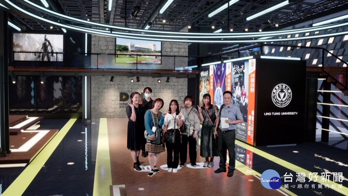 日本北海道札幌國際大學師生參觀數媒系即時合成特效攝影棚合成影像留念。（圖/嶺東科技大學）