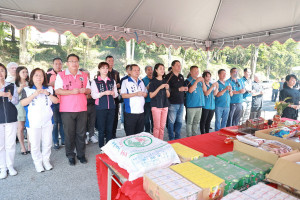 日月潭朝霧碼頭舉行萬人泳渡祈福獻禮儀式，由縣長許淑華主祭開香。（圖/南投縣府提供）