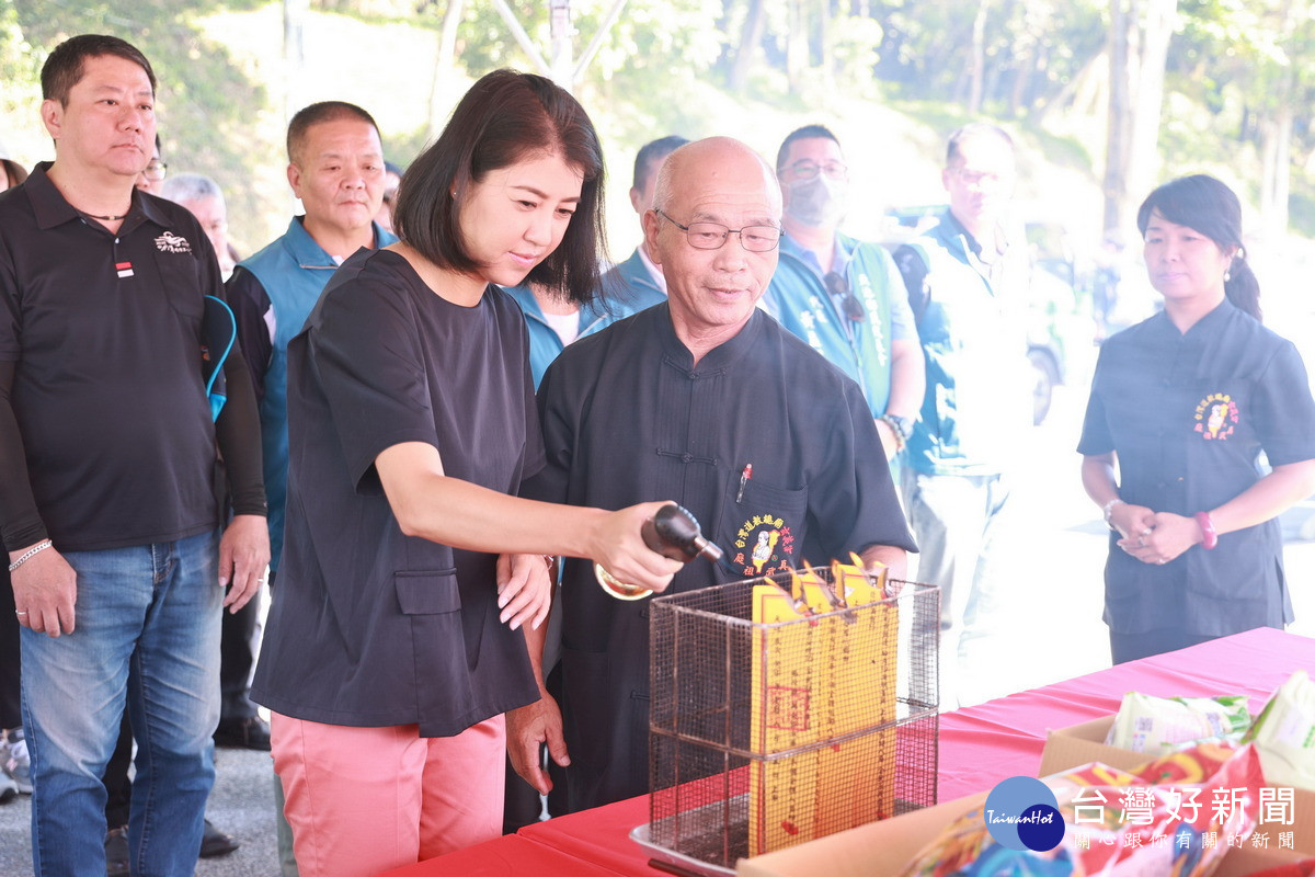 許縣長點燃疏文上達天聽。（圖/南投縣府提供）