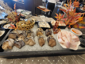 涵蓋五種高價海鮮的鐵板燒套餐，餐價卻只要一般同等級餐廳的一半。