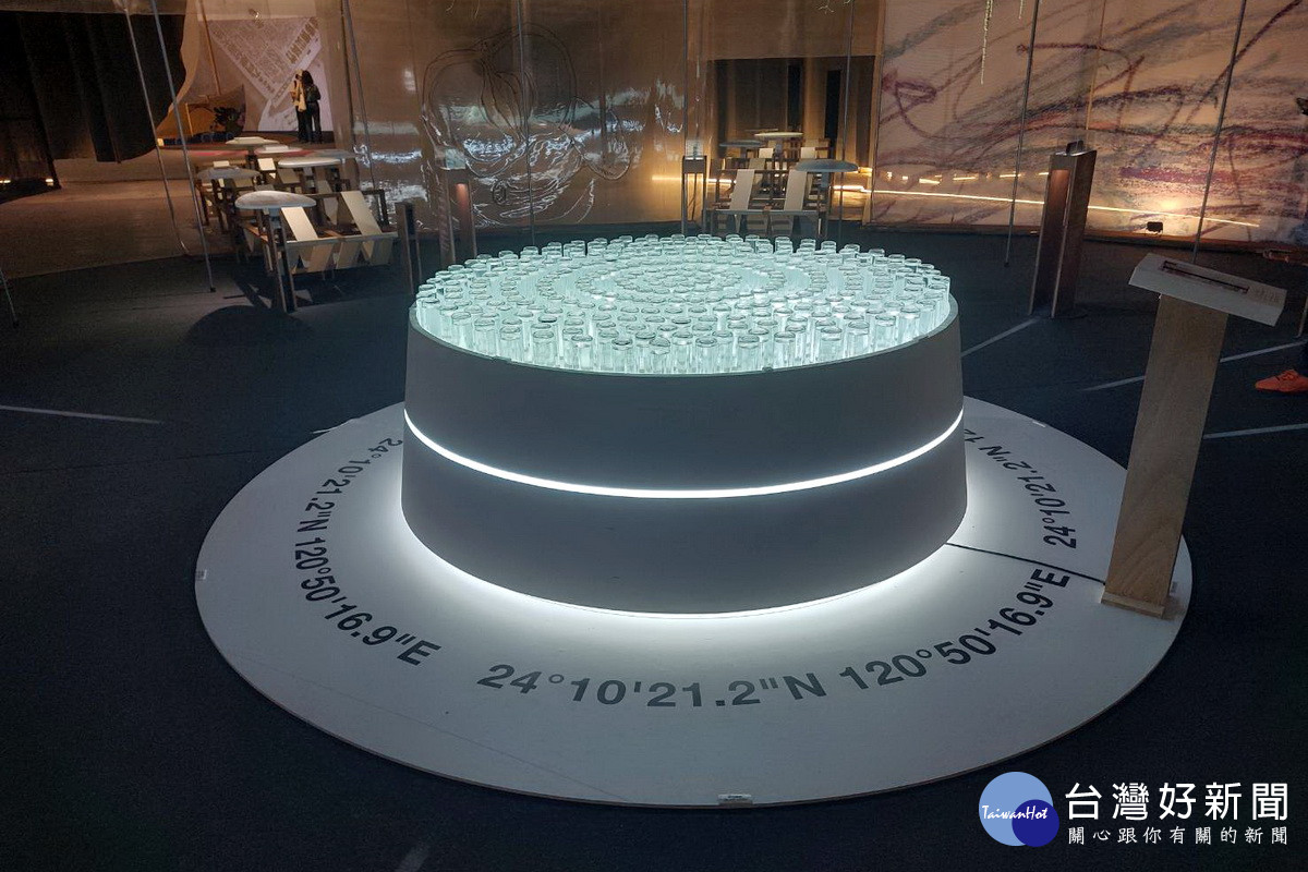 世客博台灣館台中展區中250罐平安水形成圓形水牆的裝置藝術。