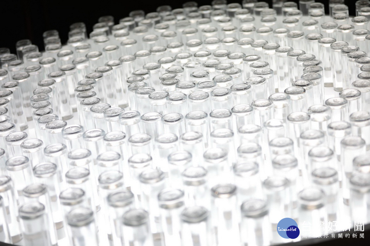 世客博台灣館台中展區中250罐平安水形成圓形水牆的裝置藝術。