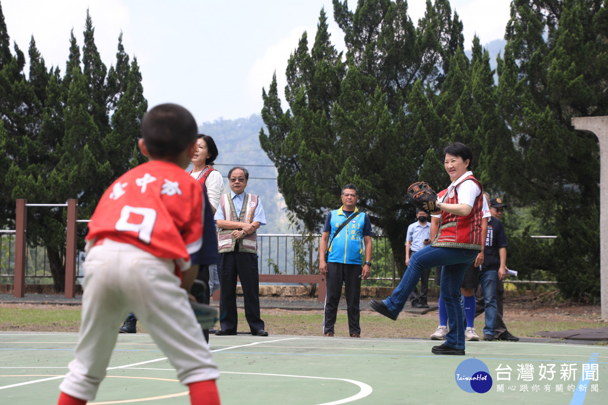 盧市長與小球員互動