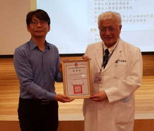 陳曾基院長於「性別平等專題講座」中頒贈感謝狀給講師邱靖棠律師
