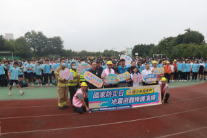 國家防災日擇於南投高中進行地震避難演練。（記者扶小萍攝）