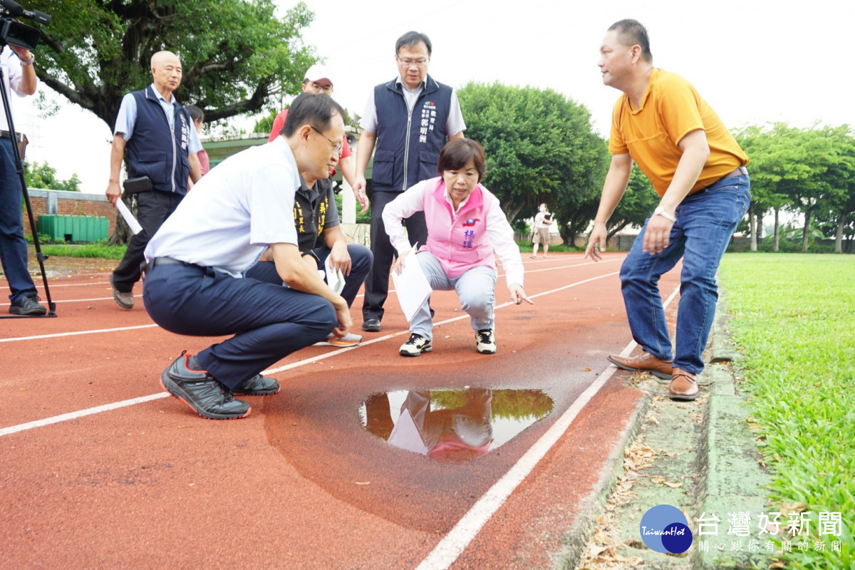 立委楊瓊瓔、台中市議員吳呈賢會勘陽明國小PU跑道現況。