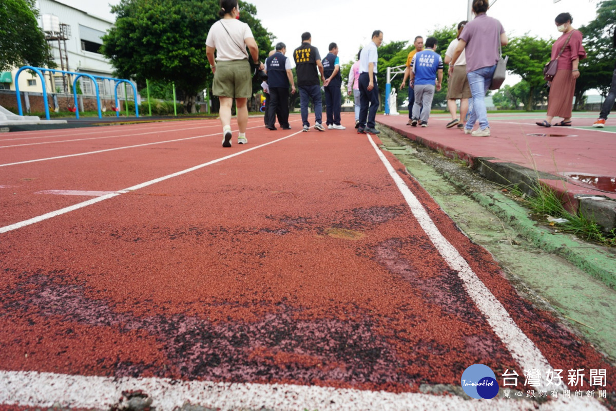 陽明國小PU跑道PP層磨耗嚴重。