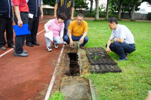 台中大雅陽明國小操場水溝蓋塌陷。