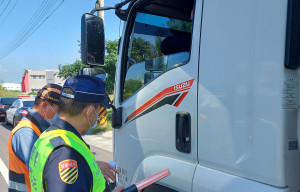 嘉義區監理所會同嘉義縣警察局於台61臨近平面道路稽查／嘉義區監理所提供