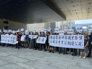 數百名台中青果公會行口及攤商至市府廣場抗議。