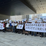 數百名台中青果公會行口及攤商至市府廣場抗議。