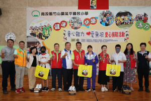 救國團各區團委會與獅友做公益送鞋到竹山弱勢學童手中。（縣府提供）