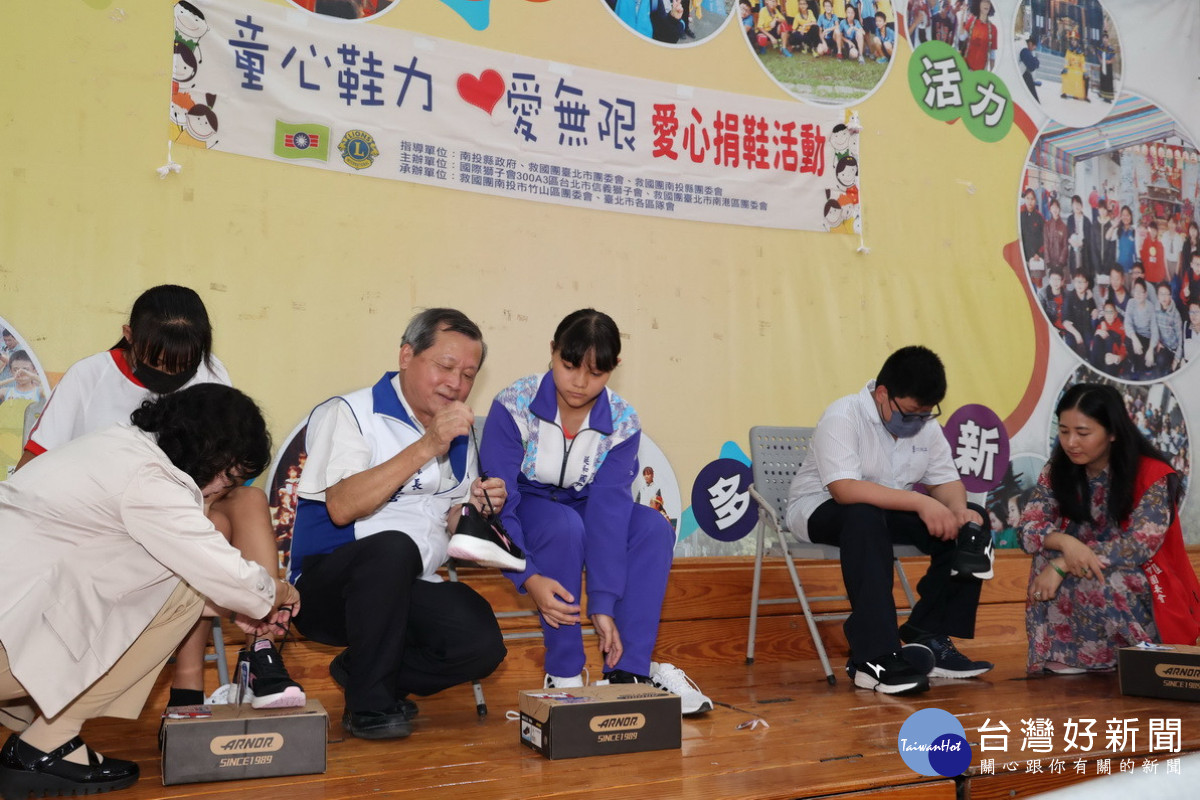 王副縣長等親為學童指導綁鞋帶。（縣府提供）