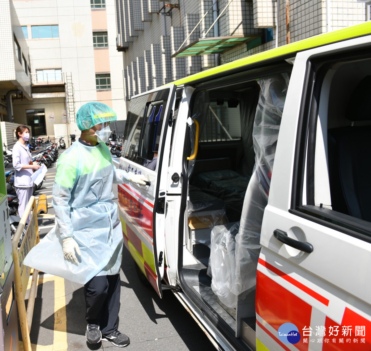 119人員引導疑似病人下車