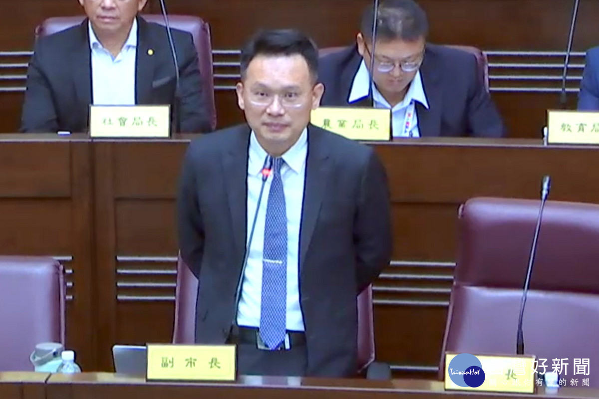 桃園市副市長蘇俊賓說明「智慧城鄉發展委員會」成立事宜。