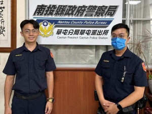 草屯派出所二名員警處理交通事故意外發現是緊急協尋的老翁。（草屯分局提供）