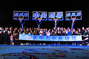 台中市長盧秀燕及運動局長李昱叡出席中央球場啟用儀式。