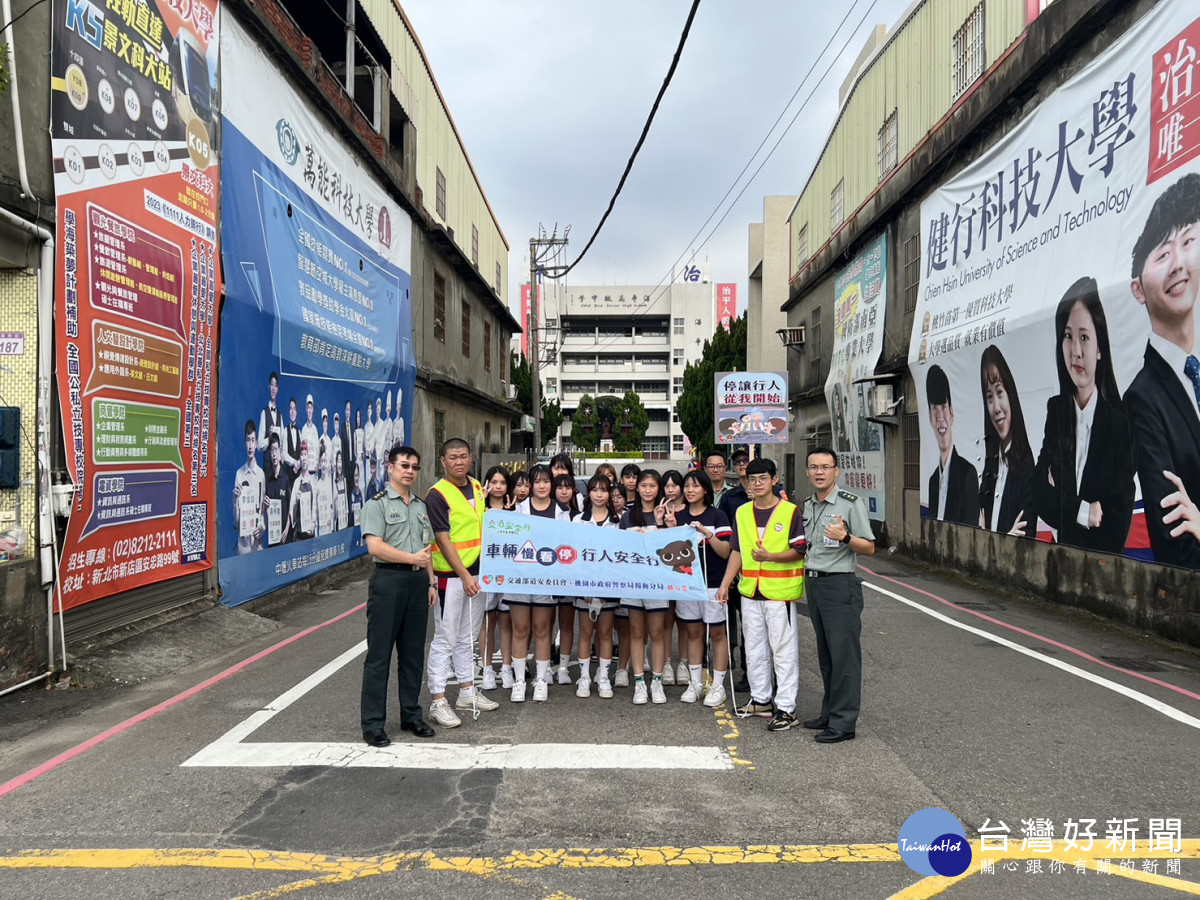 楊梅警交通安全月進入校園宣導。