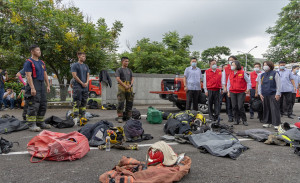 蔡英文總統23日趕赴屏東明揚國際科技公司爆炸事故現場，慰問現場參與救災的消防人員。（圖／翻攝自總統府Flickr）