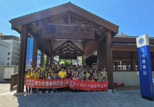 ▲三民區長宋貴龍及美濃區長謝鶴琳率婦參小組與相關參訪人員於三塊厝車站。