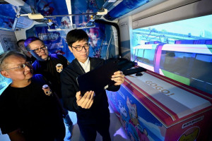 ▲全國首創應用5G，高市打造輕軌為沉浸式展演車廂。
