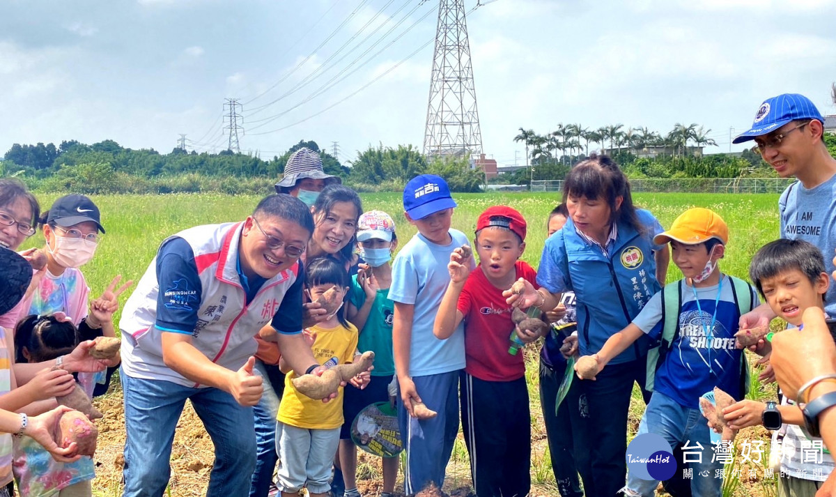 陳冠義局長參加控窯烤地瓜活動與小朋友合影。