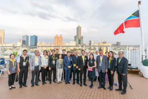 ▲今年度末航班抵達高雄港，名勝世界郵輪吳明發總裁感謝高市府及港務公司等單位大力協助。