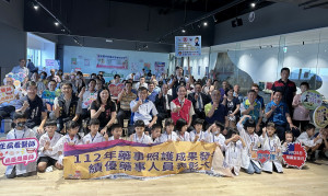南投縣府表揚績優藥事人員。（記者扶小萍攝）