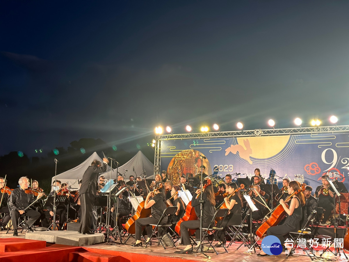 民眾在中秋佳節音樂會中，享受管弦樂團帶來的優美演奏。<br />
