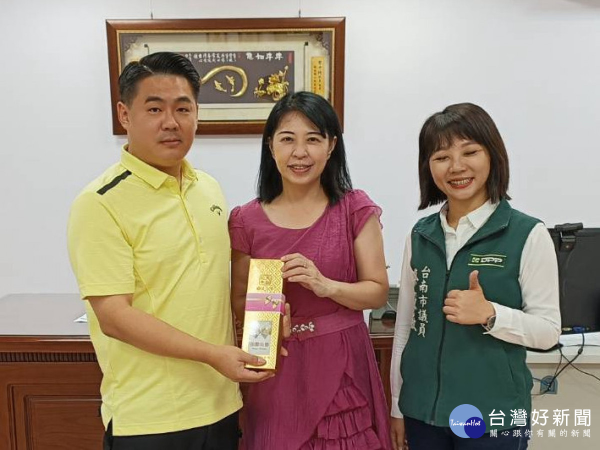 王鎧呈會長(左)、蔡筱薇議員(右)致贈蜂蜜蛋糕給每位老師，由曾千純校長(中)代表接受<br /><br />
<br /><br />
