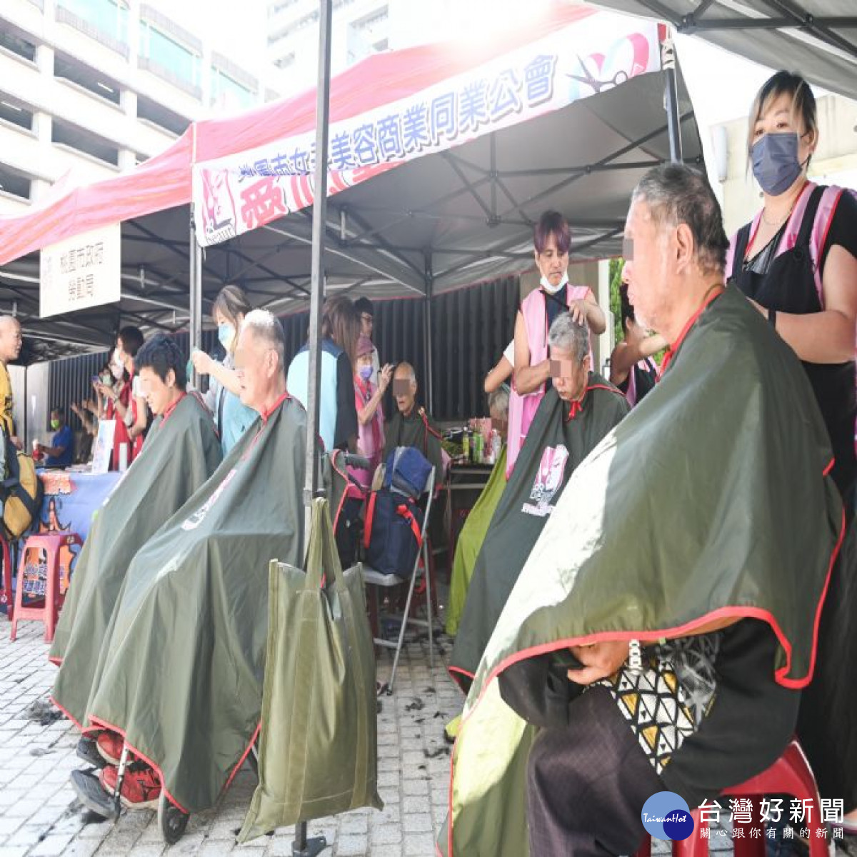 桃園市女子美容商業同業公會為街友提供理髮服務。