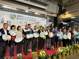 許縣長王副縣長與多位議員來賓歡迎全國民眾來南投品茶。（記者扶小萍攝）