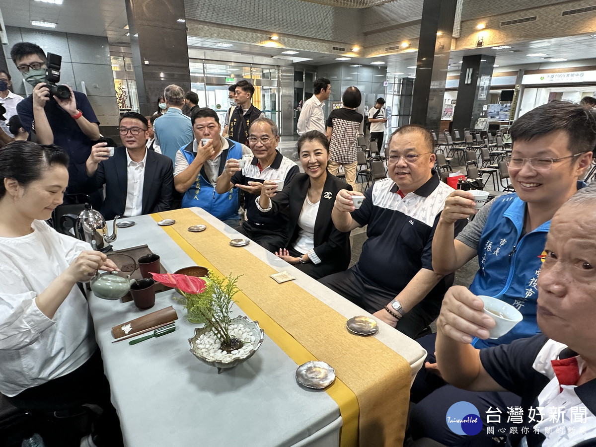 許縣長與來賓一同品好茶推薦南投好茶。（記者扶小萍攝）