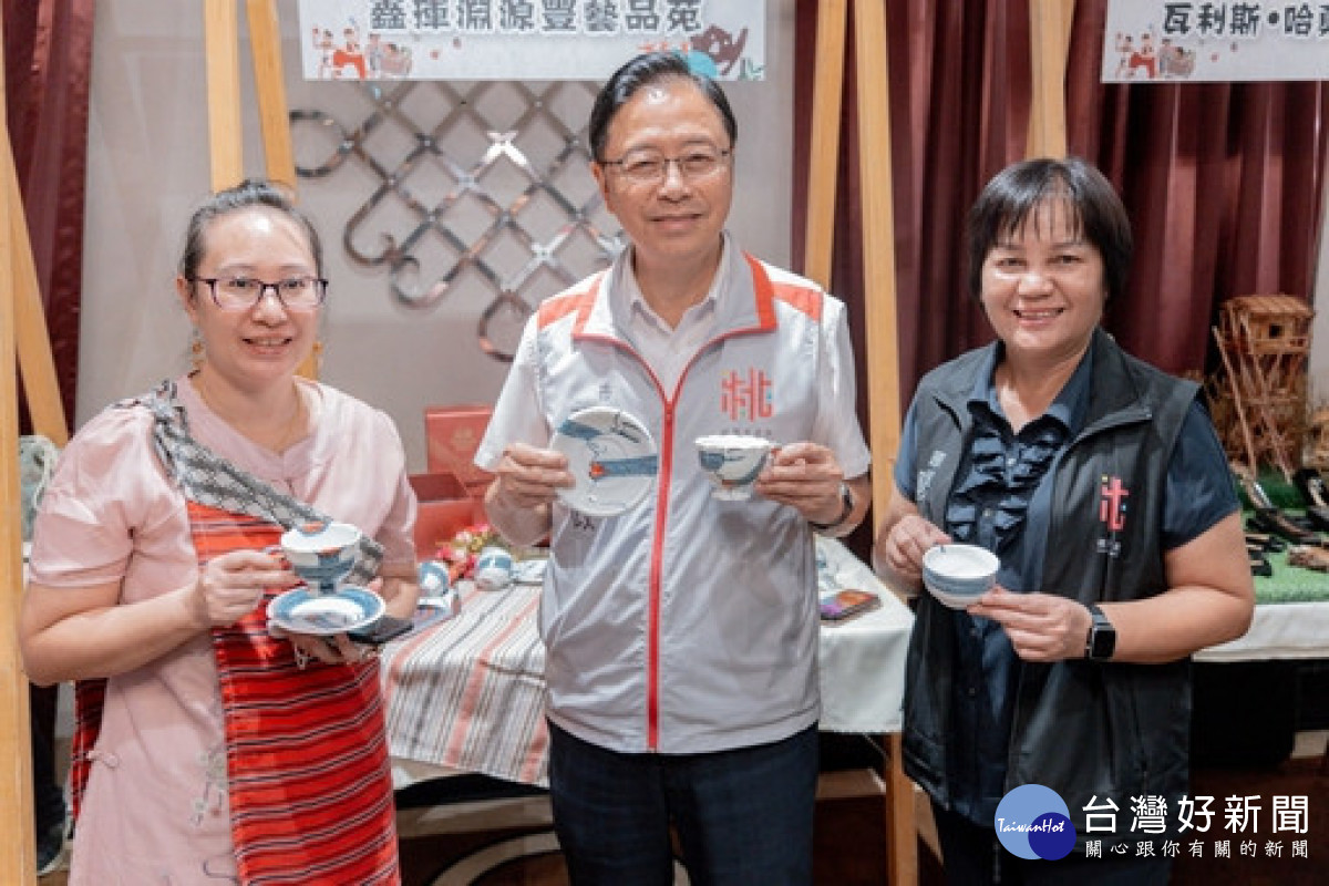 張市長進行攤位巡禮。