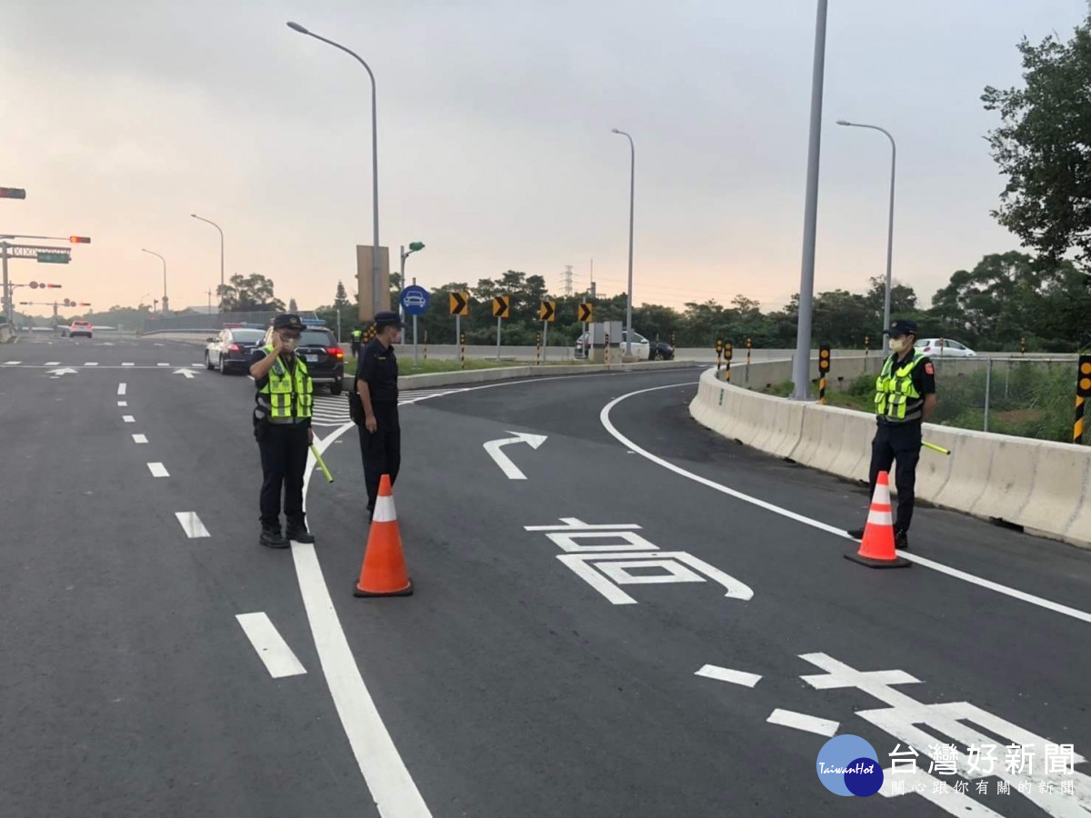 龍潭警方為確保重要道路交通順暢，將於各相關路口編排員警、協勤民力協助交通疏導工作。<br /><br />
