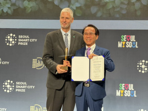 ▲高市副市長林欽榮帶隊赴韓國首爾領獎，展示高雄智慧城市發展成果斐然。
