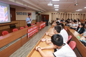 新聞行政處長蔡明志赴同德高中進行防詐性平等宣導。（縣府提供）