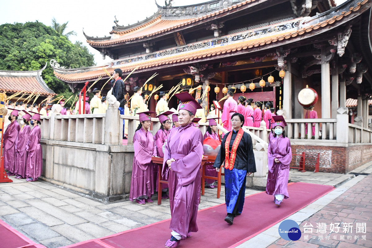 彰化各界「祭孔」循古禮獻六佾舞，縣長王惠美擔任正獻官。圖／記者鄧富珍翻攝