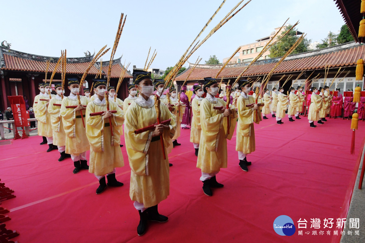 彰化各界「祭孔」循古禮獻六佾舞，縣長王惠美擔任正獻官。圖／記者鄧富珍翻攝