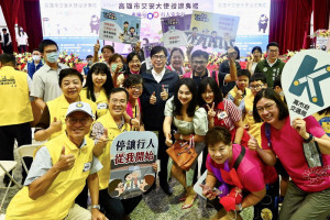 ▲高市交通安全大使協助宣導交安，高市交通局在四維行政中心地下二樓大禮堂舉行授證典禮。