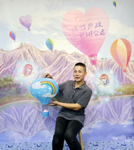 ▲民眾來田寮辦公處，與以熱氣球為主題的拍照背板合照，將照片上傳臉書並打卡，即贈送熱氣球驚喜袋1份。