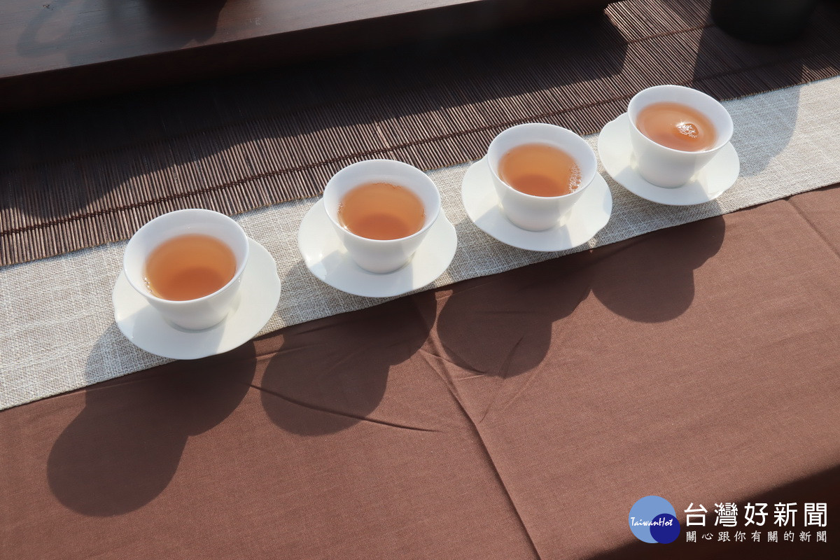 茶席中推出不同茶品，38年的老茶備受歡迎。（記者扶小萍攝）
