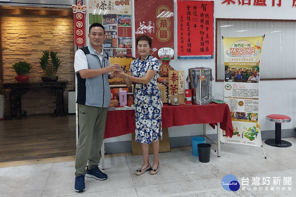 蘆竹區公所推出奉茶服務，行銷蘆峰茶也讓民眾感受回家的溫暖。