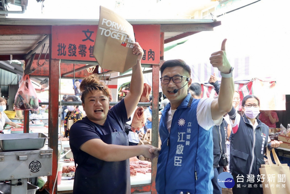 立委江啟臣掃街拜票，並發送選舉小物「奶茶色環保購物袋」。