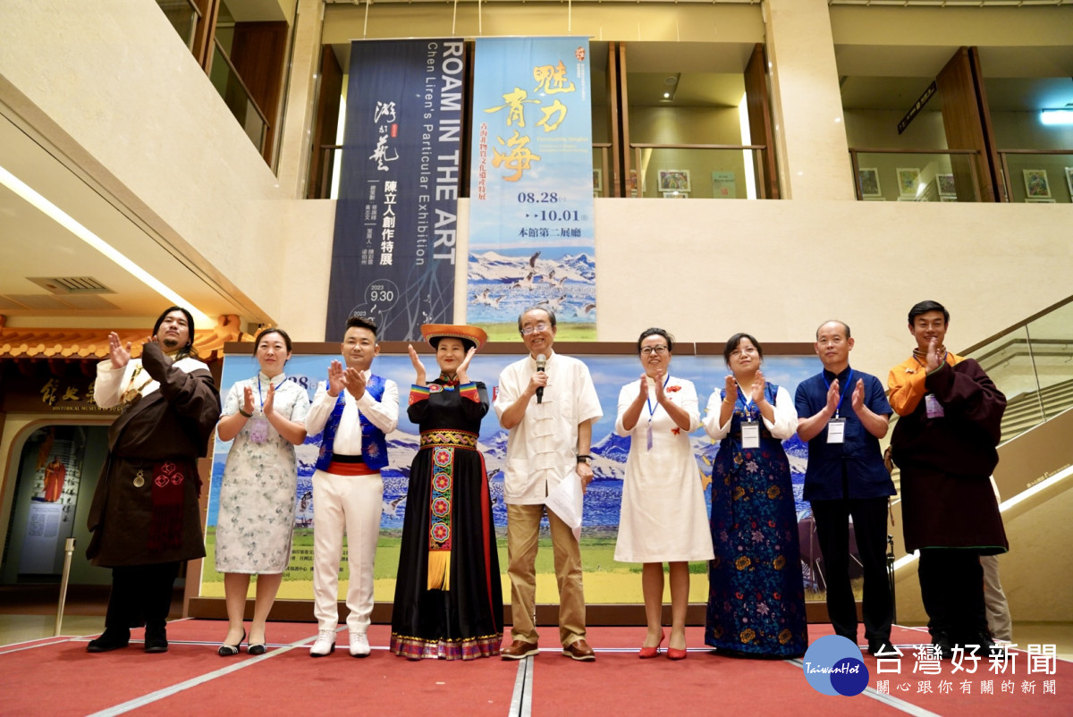 田青教授帶領青海非遺傳承人接受禮讚。由圖左至右分別為：扎西才讓、李娟業、馬全、胡生存、田教授、蘇曉莉、柳晴雯、何滿、完德尖措。