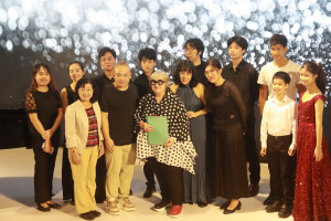 人文講堂以公益音樂會開箱，吳董事長朵拉大師與縣府教育處吳副處長等與演出者合影。（記者扶小萍攝）
