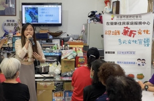 ▲菲律賓二代講師李逸芳於大昌社區與民眾分享菲律賓文化。