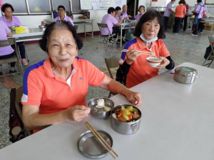 ▲高市美濃區集合社區長者品嚐新「鱻」龍膽石斑魚湯。