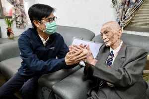 ▲陳其邁訪楠梓區百歲人瑞陳新發爺爺。